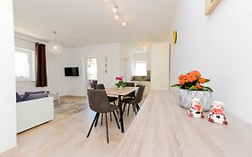 Apartments Amfora - Cozy And Modern Apartments For Up To 15 People, 100M From The Sea And Beach