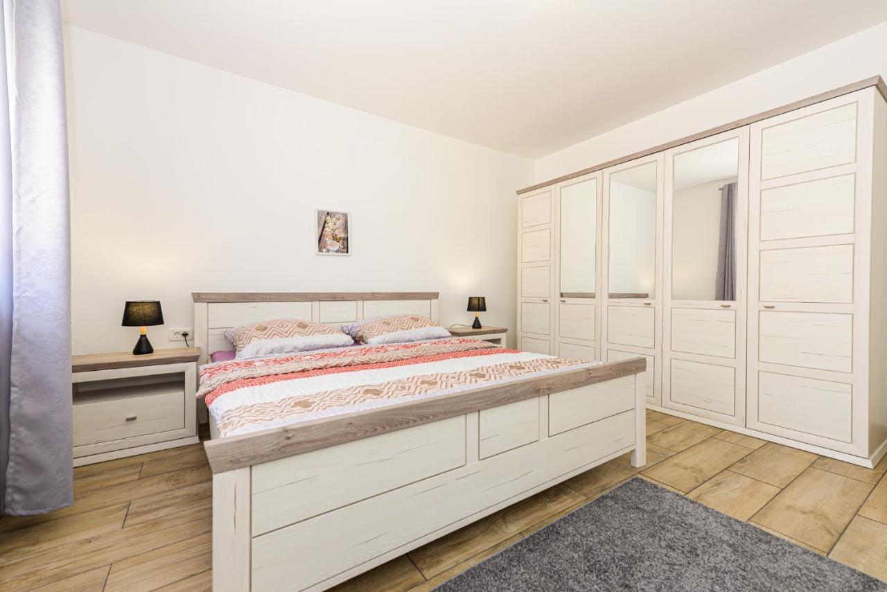 Apartments Amfora - Cozy And Modern Apartments For Up To 15 People, 100M From The Sea And Beach Stara Novalja Zewnętrze zdjęcie