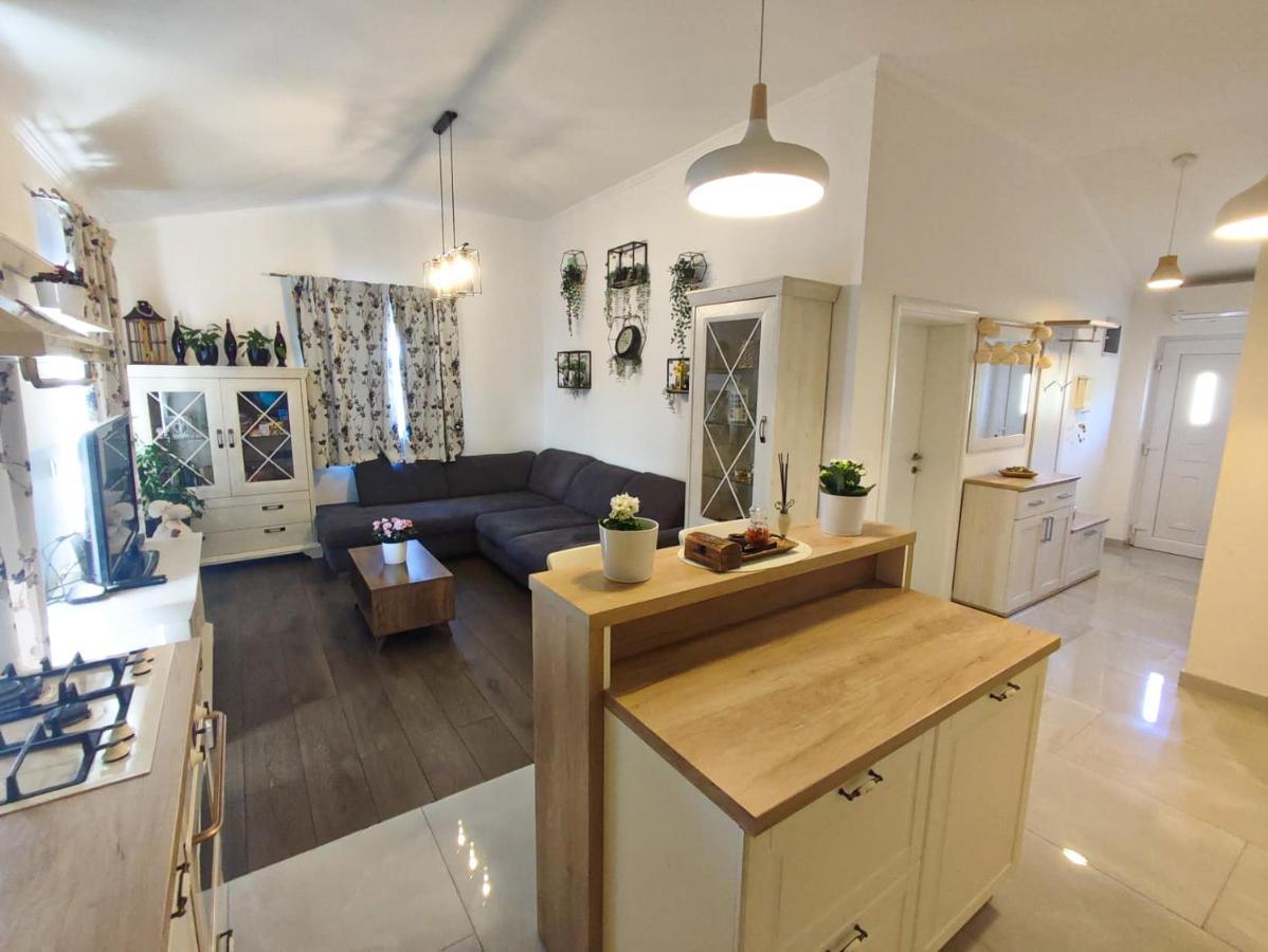 Apartments Amfora - Cozy And Modern Apartments For Up To 15 People, 100M From The Sea And Beach Stara Novalja Zewnętrze zdjęcie