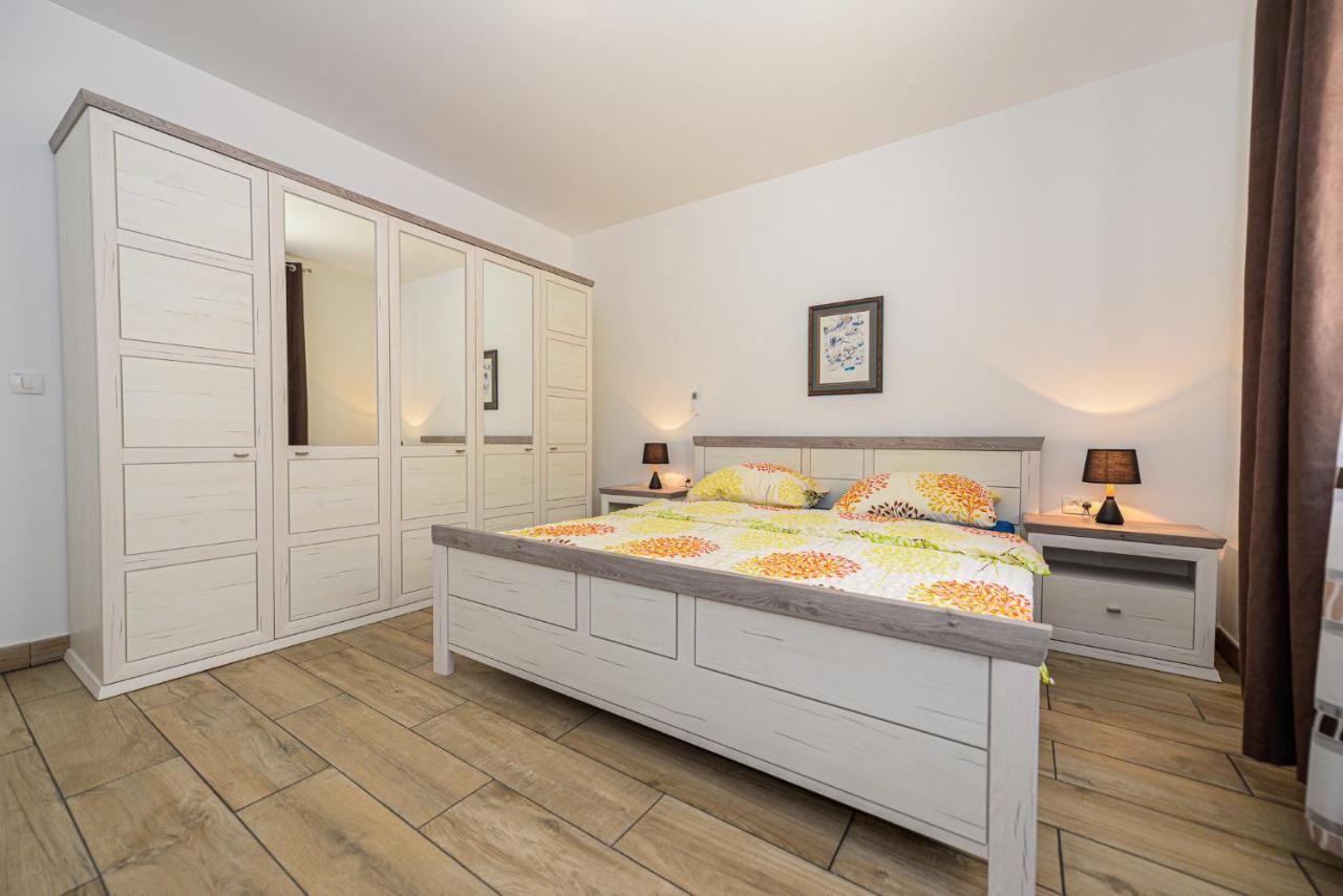 Apartments Amfora - Cozy And Modern Apartments For Up To 15 People, 100M From The Sea And Beach Stara Novalja Zewnętrze zdjęcie