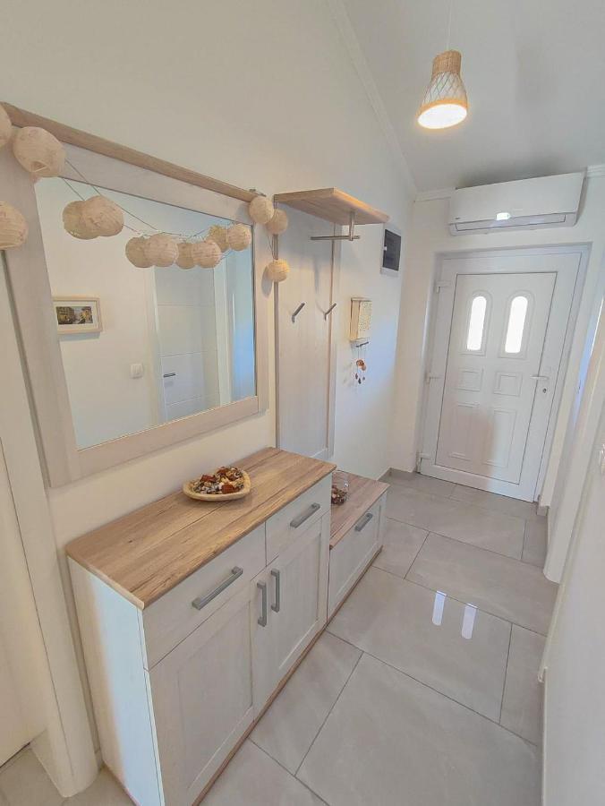Apartments Amfora - Cozy And Modern Apartments For Up To 15 People, 100M From The Sea And Beach Stara Novalja Zewnętrze zdjęcie