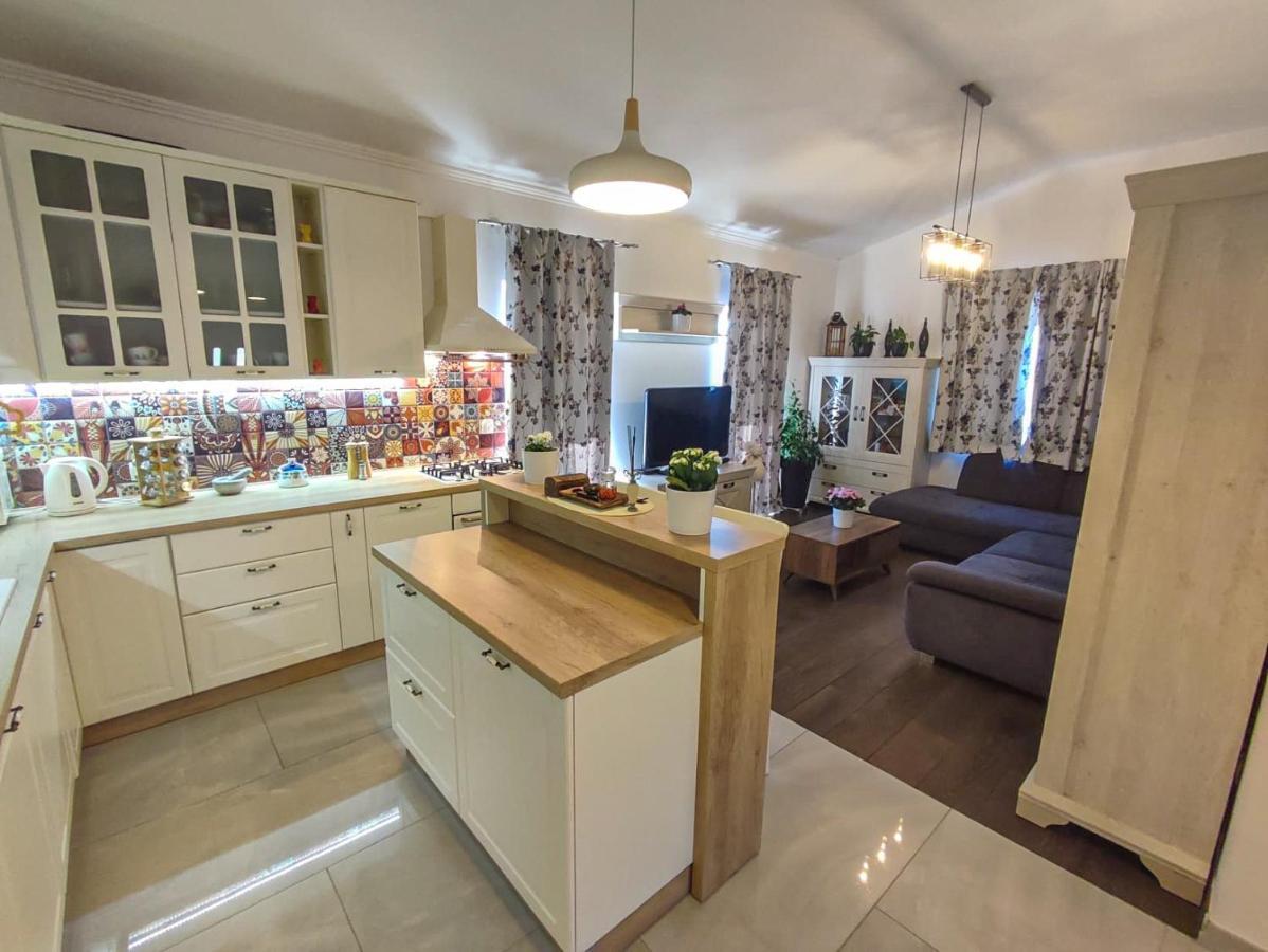 Apartments Amfora - Cozy And Modern Apartments For Up To 15 People, 100M From The Sea And Beach Stara Novalja Zewnętrze zdjęcie