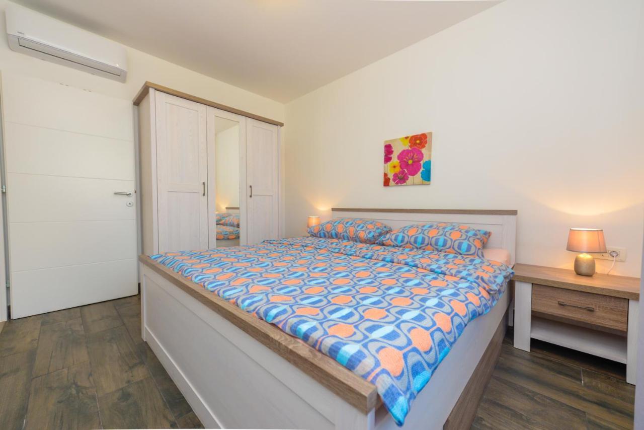 Apartments Amfora - Cozy And Modern Apartments For Up To 15 People, 100M From The Sea And Beach Stara Novalja Zewnętrze zdjęcie