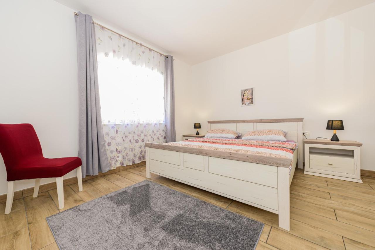 Apartments Amfora - Cozy And Modern Apartments For Up To 15 People, 100M From The Sea And Beach Stara Novalja Zewnętrze zdjęcie