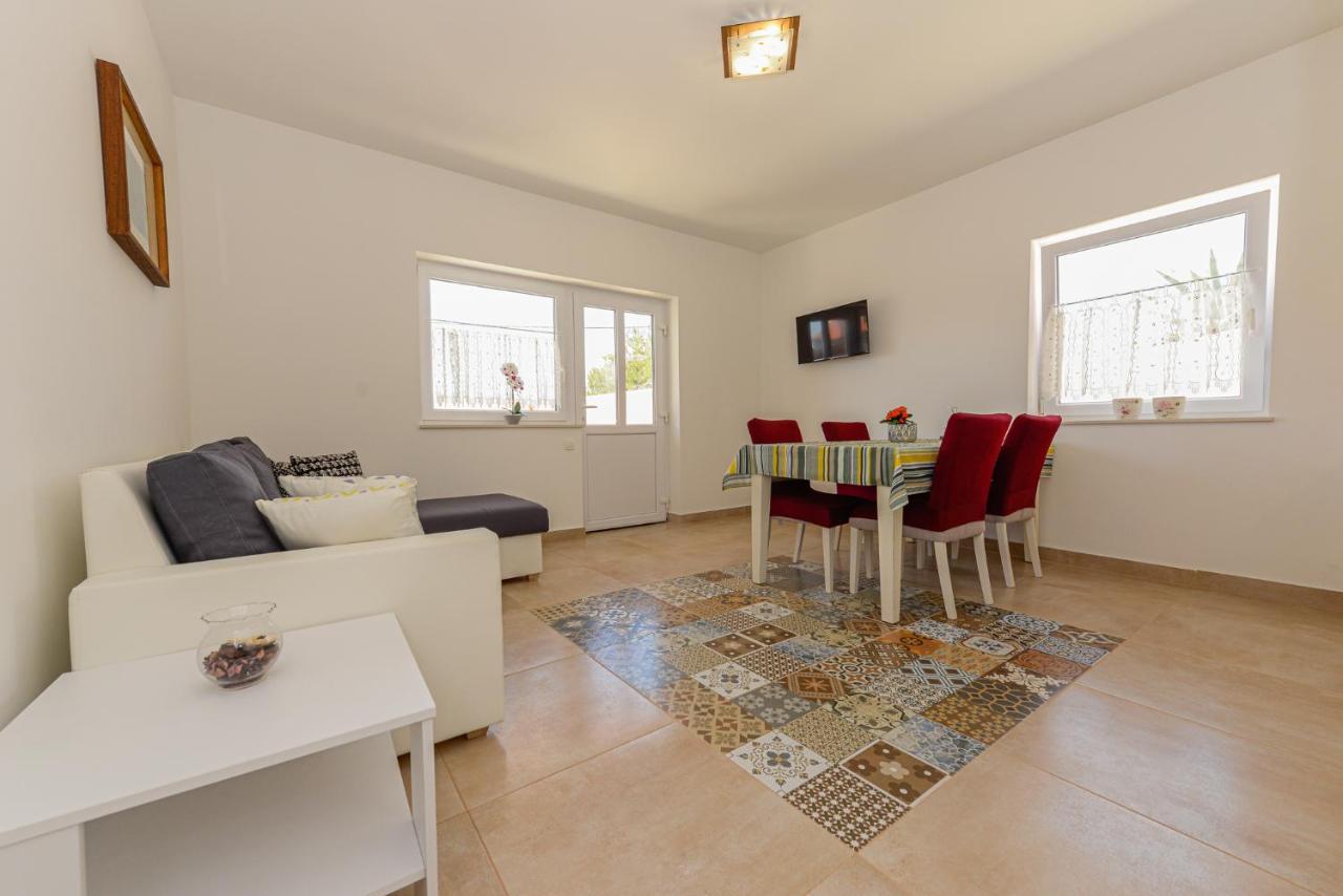 Apartments Amfora - Cozy And Modern Apartments For Up To 15 People, 100M From The Sea And Beach Stara Novalja Zewnętrze zdjęcie