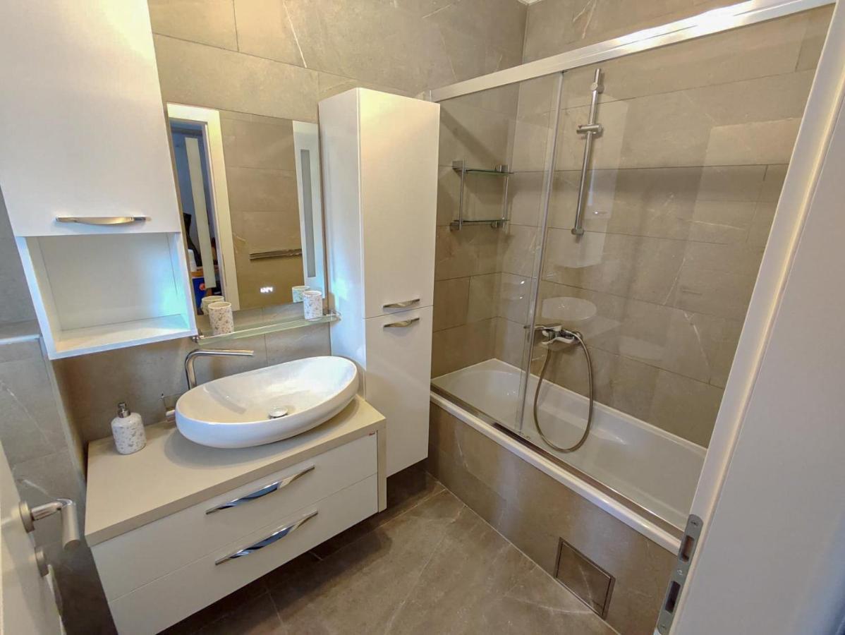 Apartments Amfora - Cozy And Modern Apartments For Up To 15 People, 100M From The Sea And Beach Stara Novalja Zewnętrze zdjęcie
