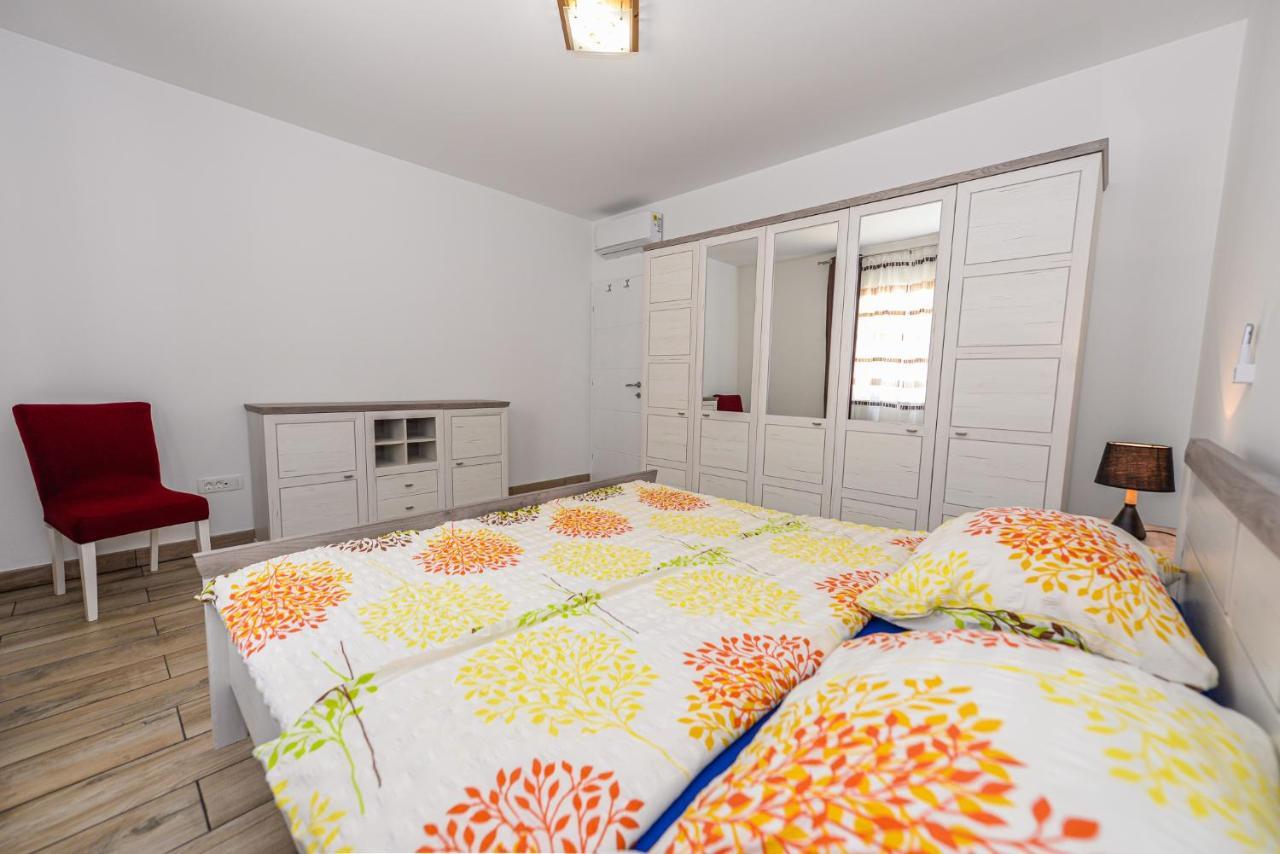 Apartments Amfora - Cozy And Modern Apartments For Up To 15 People, 100M From The Sea And Beach Stara Novalja Zewnętrze zdjęcie