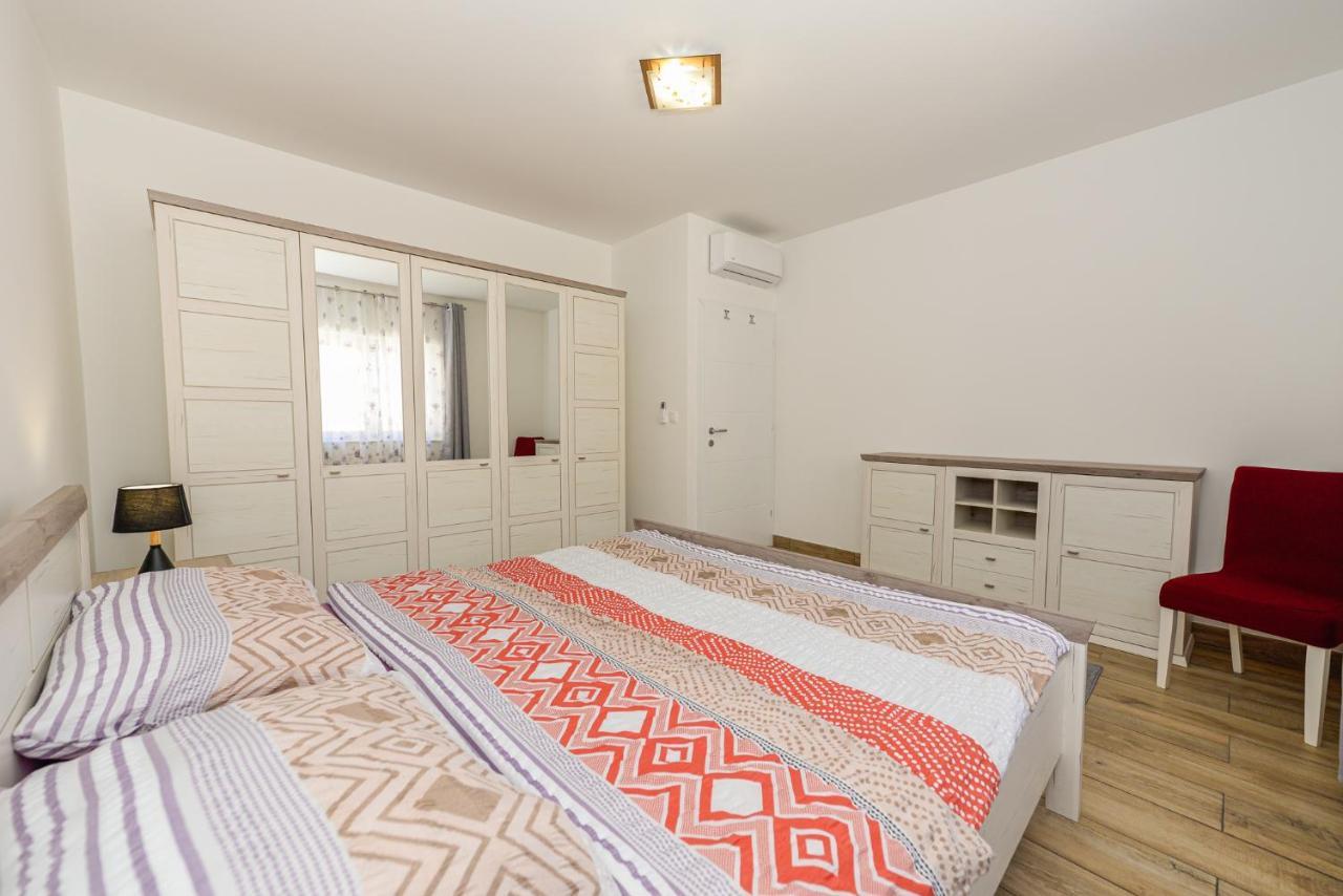 Apartments Amfora - Cozy And Modern Apartments For Up To 15 People, 100M From The Sea And Beach Stara Novalja Zewnętrze zdjęcie