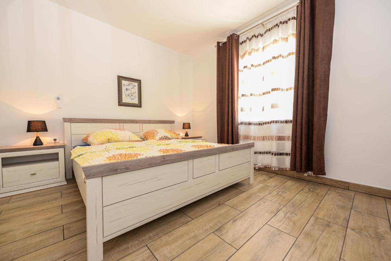 Apartments Amfora - Cozy And Modern Apartments For Up To 15 People, 100M From The Sea And Beach Stara Novalja Zewnętrze zdjęcie