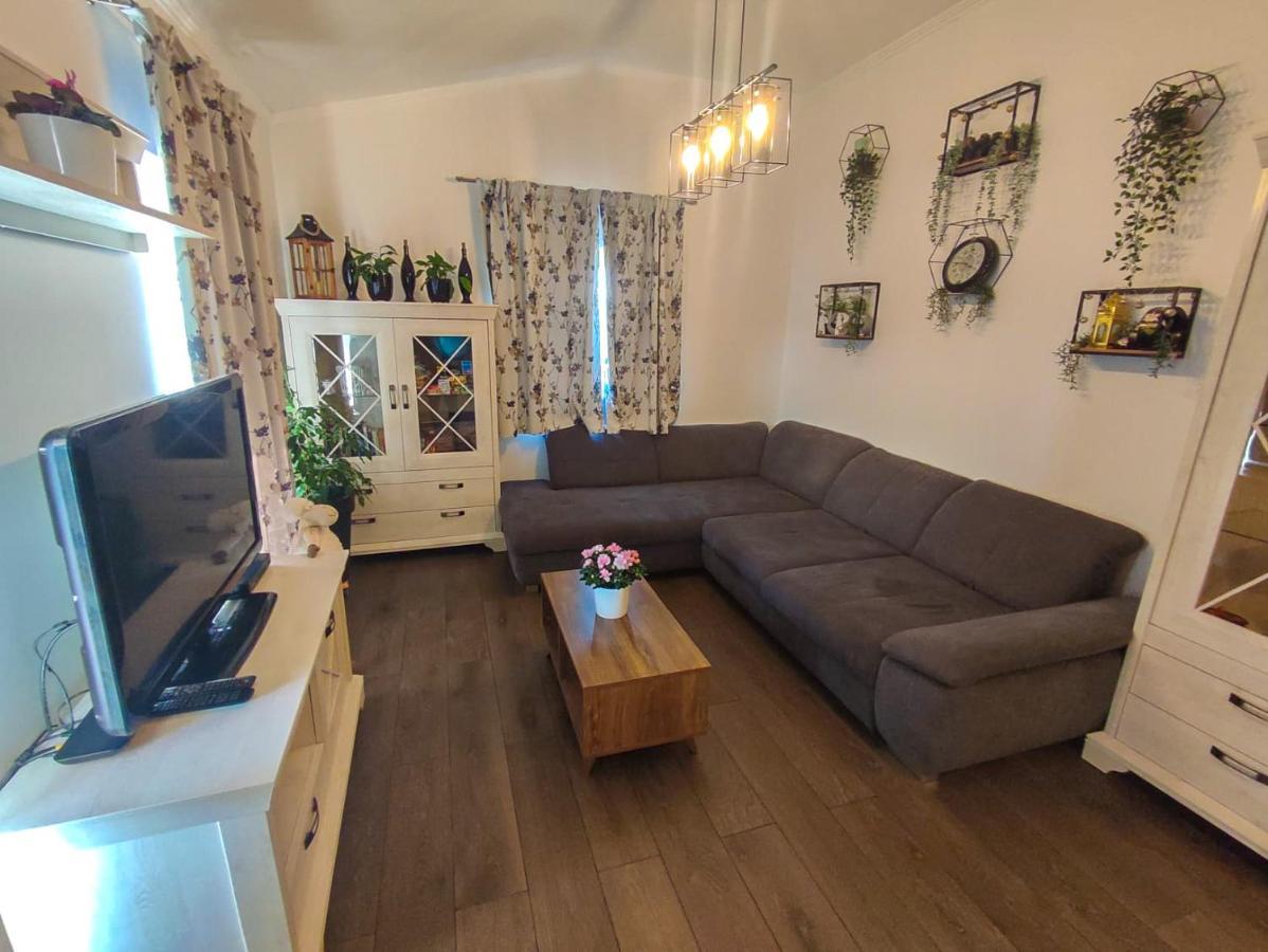 Apartments Amfora - Cozy And Modern Apartments For Up To 15 People, 100M From The Sea And Beach Stara Novalja Zewnętrze zdjęcie
