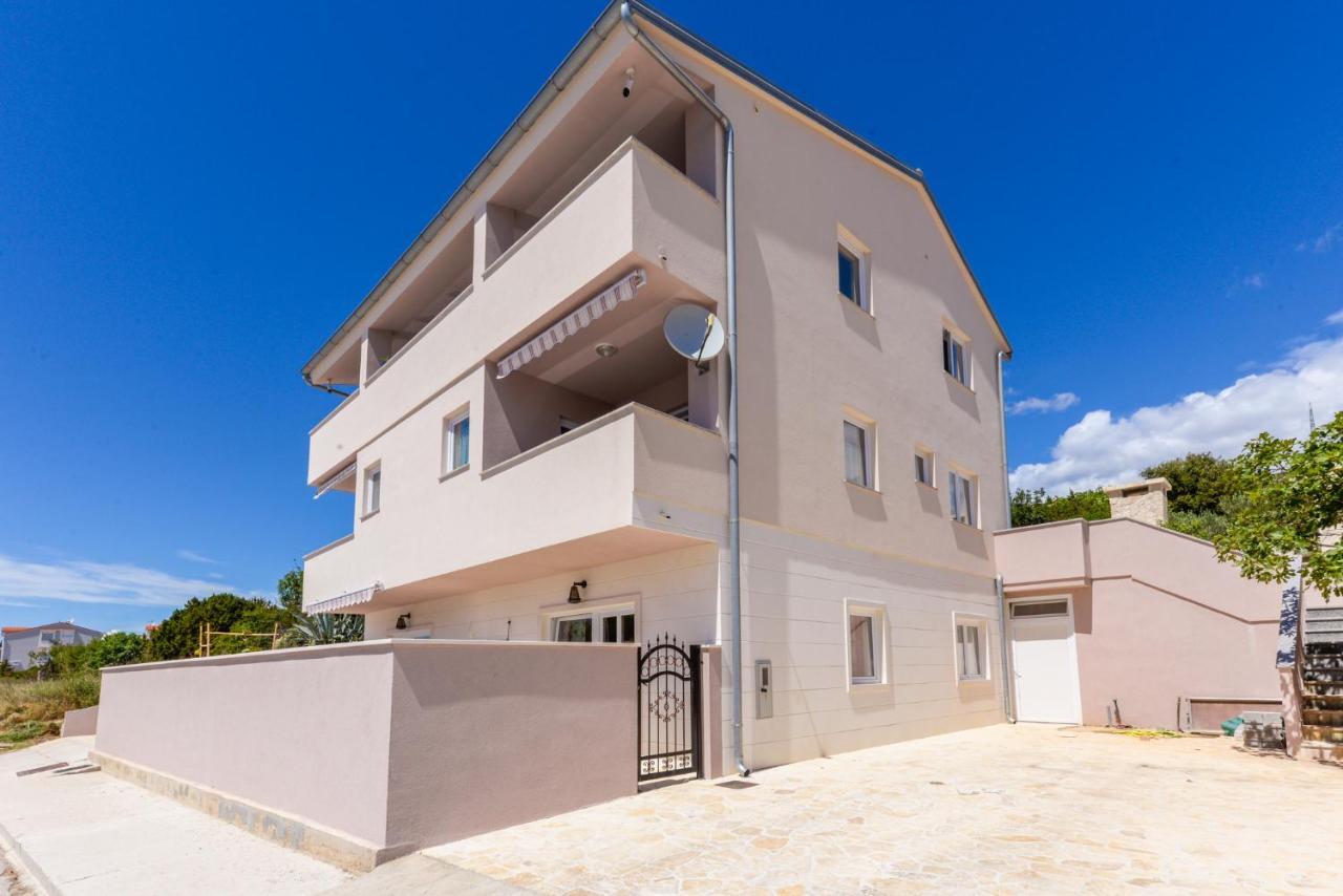 Apartments Amfora - Cozy And Modern Apartments For Up To 15 People, 100M From The Sea And Beach Stara Novalja Zewnętrze zdjęcie