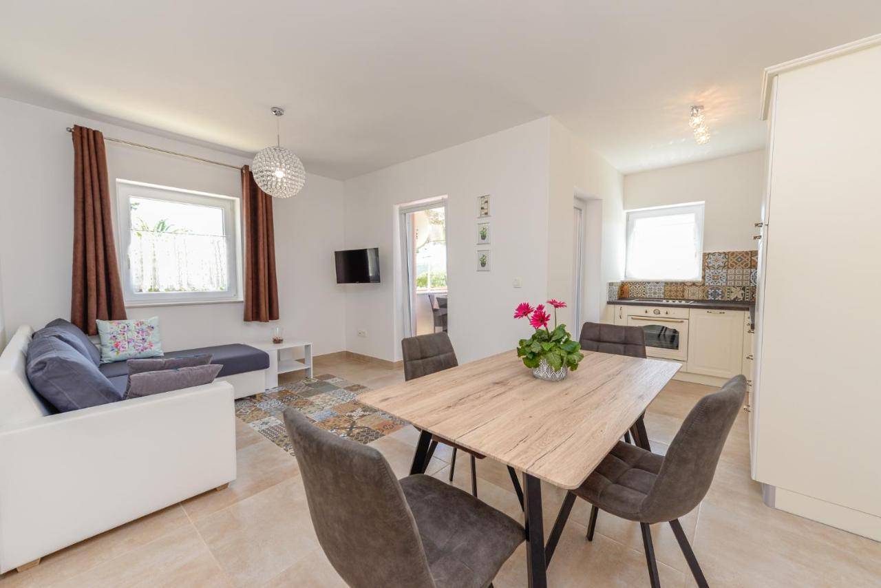 Apartments Amfora - Cozy And Modern Apartments For Up To 15 People, 100M From The Sea And Beach Stara Novalja Zewnętrze zdjęcie