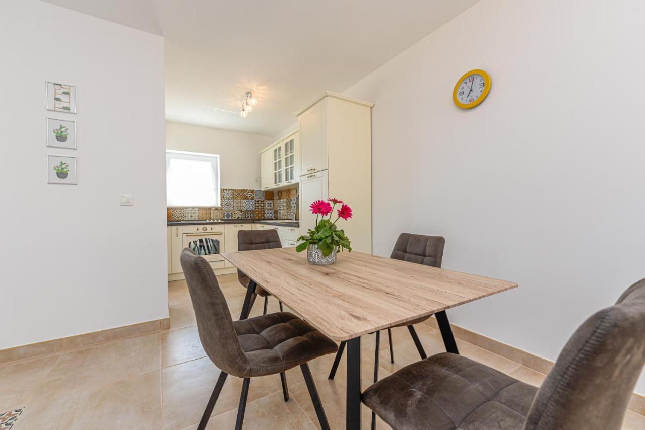 Apartments Amfora - Cozy And Modern Apartments For Up To 15 People, 100M From The Sea And Beach Stara Novalja Zewnętrze zdjęcie